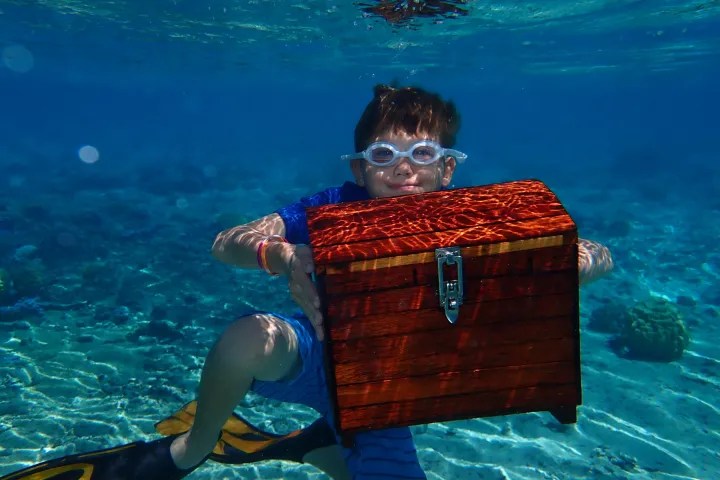 enfant-decouverte-coffre-chasse-au-tresor-bora-bora-lagon-excursion