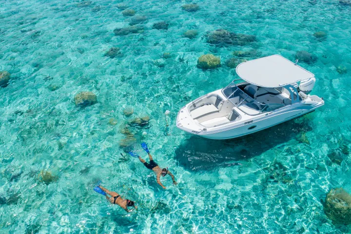 group-boat-tour-bora-bora-lagoon-snorkeling